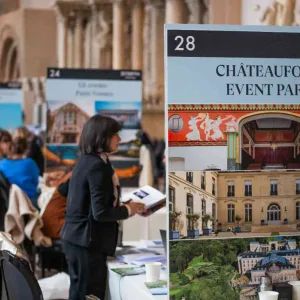 Photographie de l'espace de rendez-vous d'affaires de l'exposant Châteauform’ lors de MUSEVA meetings 2023 à la Cité de l'architecture et du patrimoine