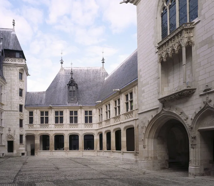 Centre des monuments nationaux, photographie de la cour d'honneur du palais