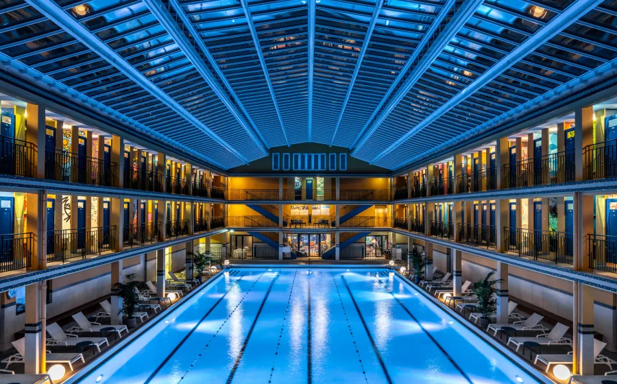 Molitor Paris vue du bassin intérieur de nuit - crédits JERUSALMI